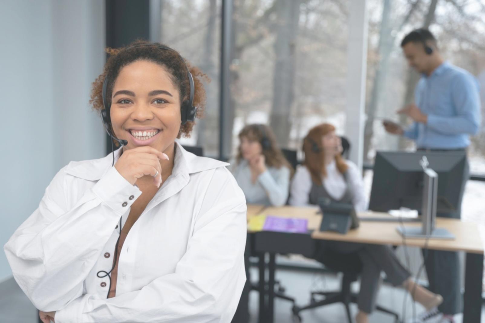 Professionnels analysant des données budgétaires sur écran